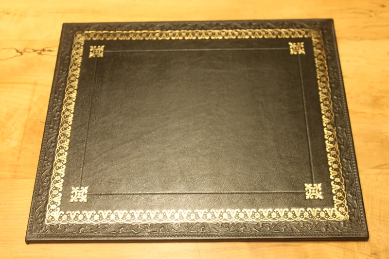 Desk pad 05 — Looped border