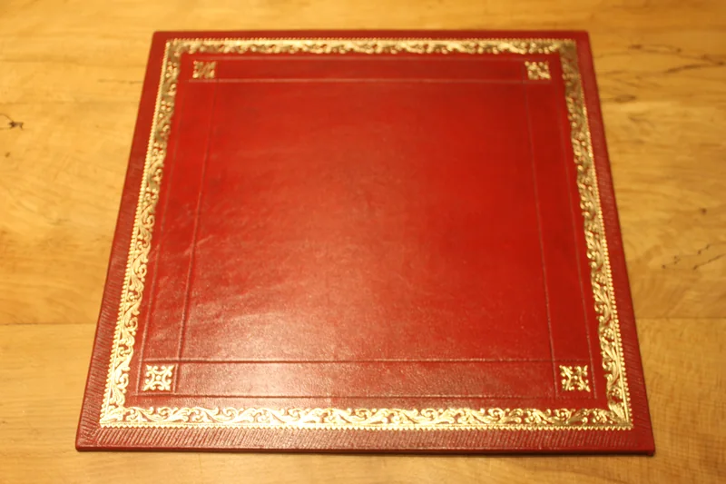 Desk pad 07 — Scrolling leaf border