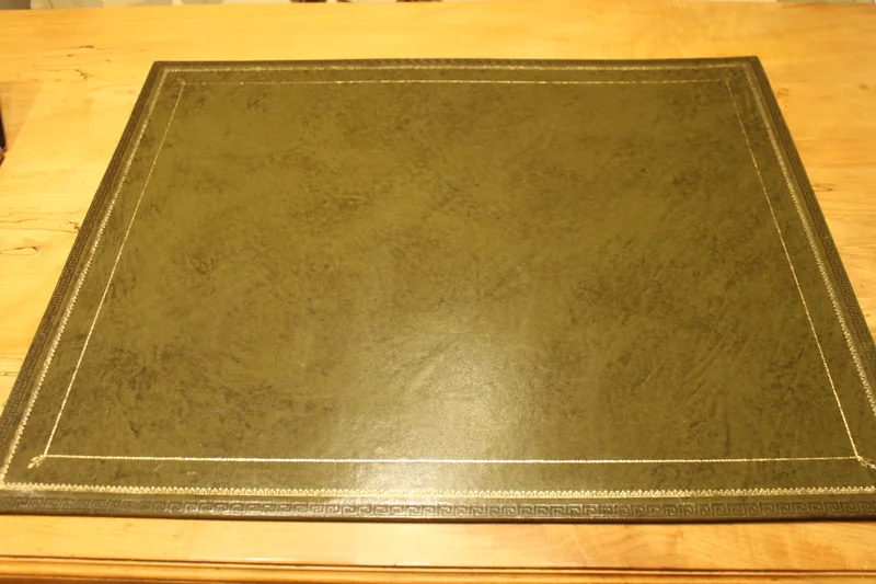 Desk pad 14 — Fine lines & impressed Greek key