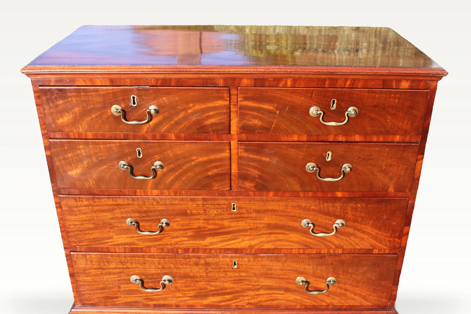 A fine mahogany George III period chest of drawers — view 2