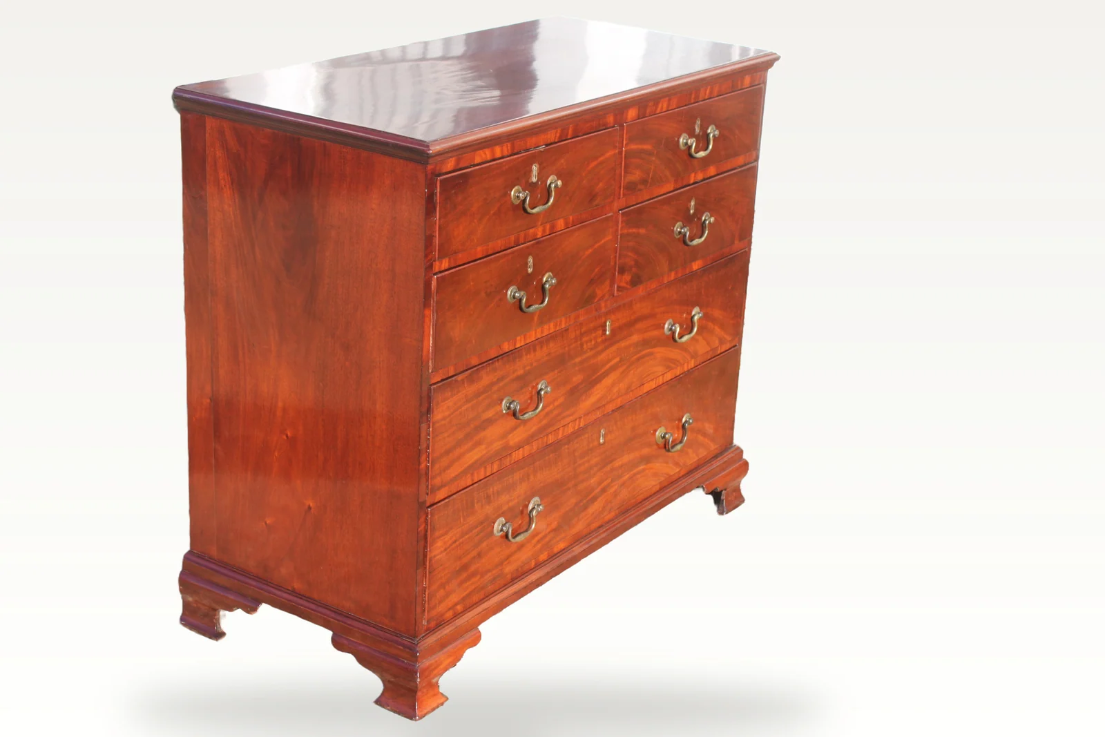 A fine mahogany George III period chest of drawers — view 3
