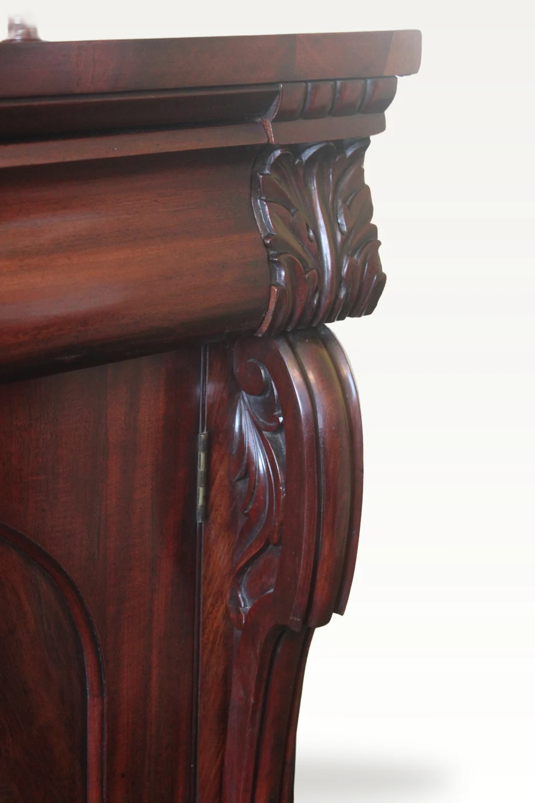 An early Victorian mahogany two-door chiffonier. — view 3