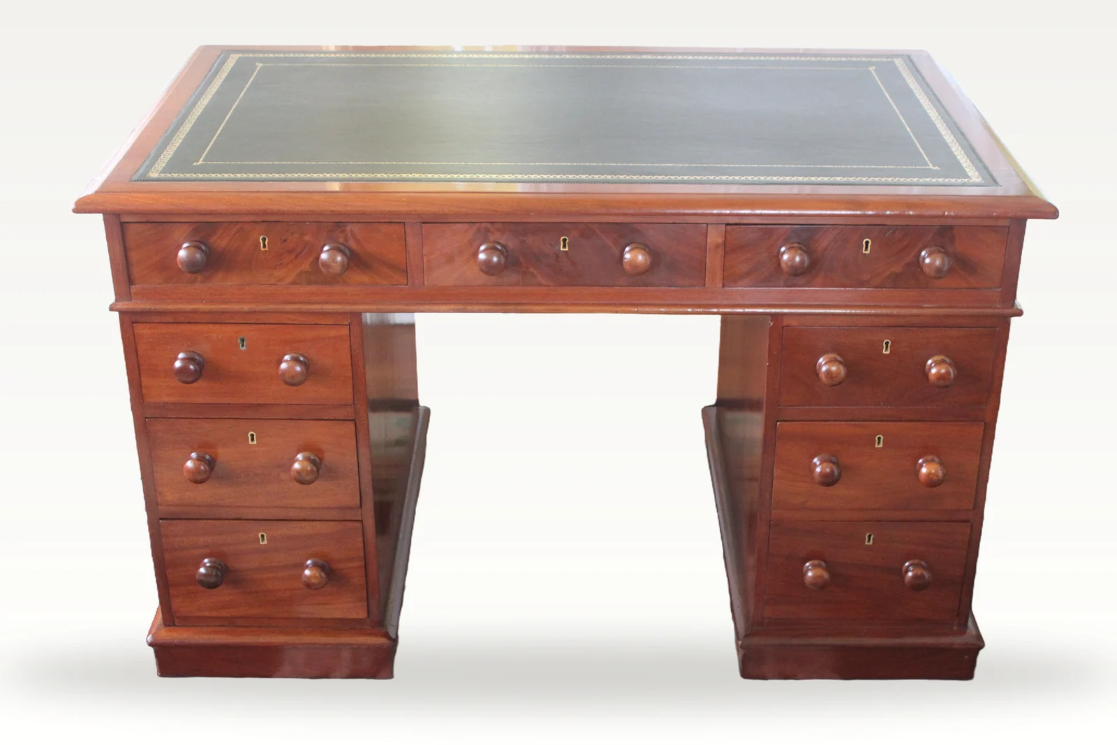 A fine quality Victorian mahogany pedestal desk.