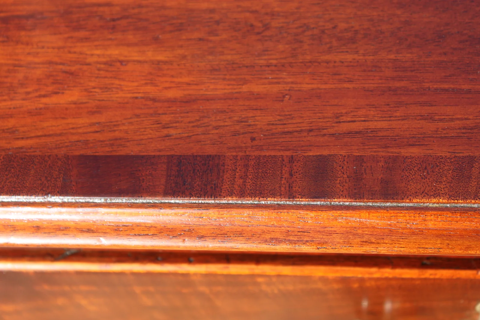 A fine mahogany George III period chest of drawers — view 5