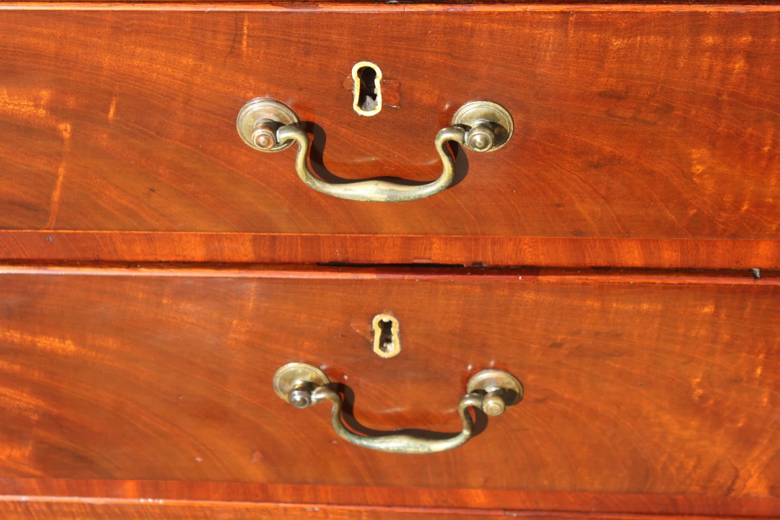 A fine mahogany George III period chest of drawers — view 4