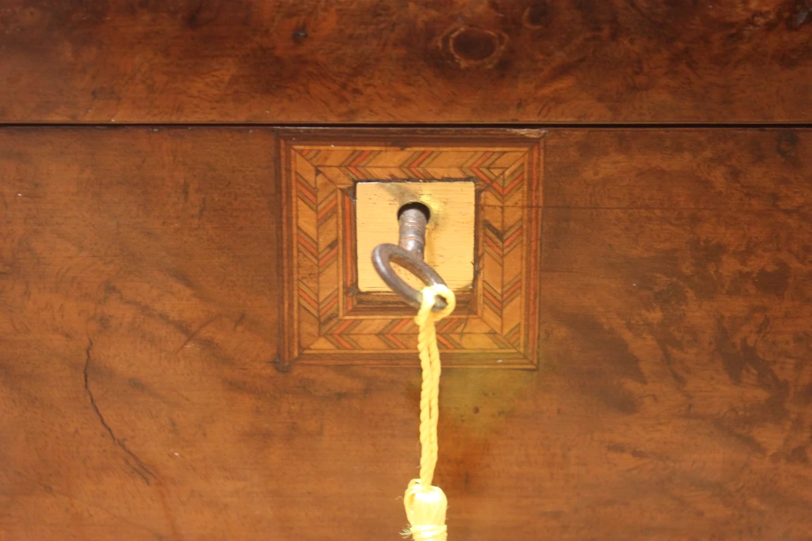 Victorian burr walnut writing slope 4907 — view 6