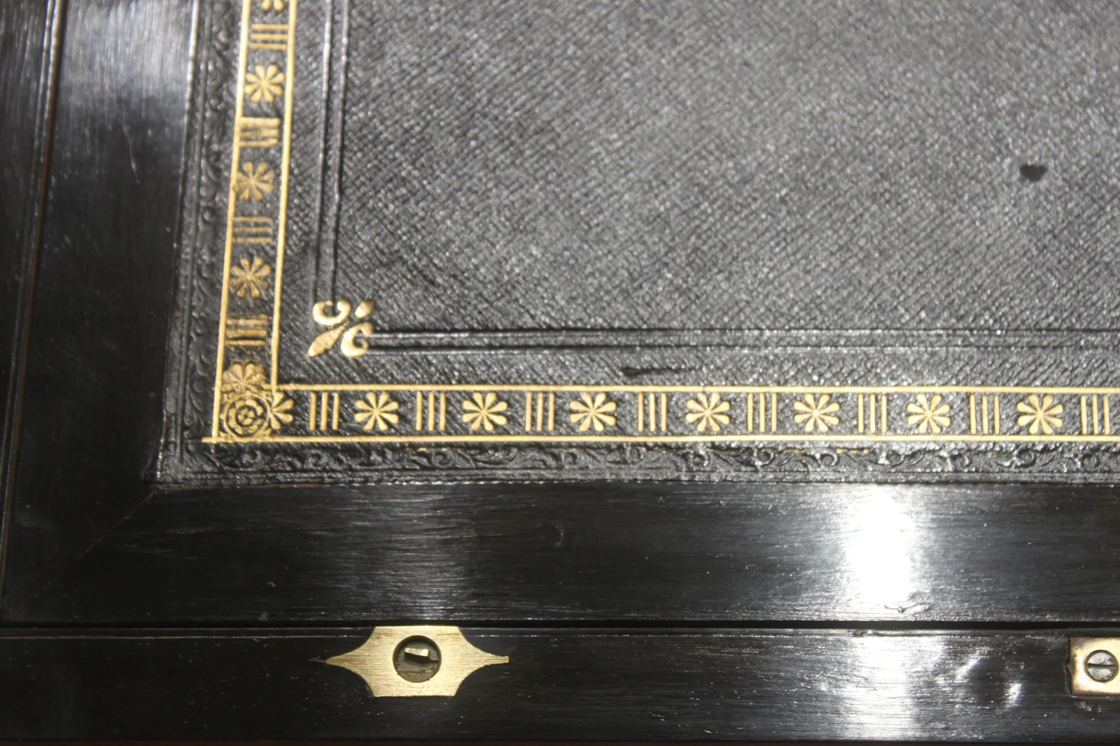 Large Victorian brass figured walnut writing slope with secret drawers 4903 — view 9