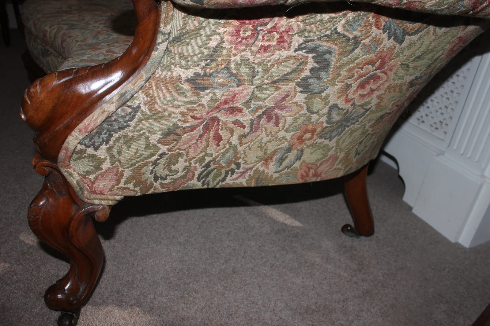 A wonderful and rare Antique Victorian original carved walnut chesterfield sofa. — view 5