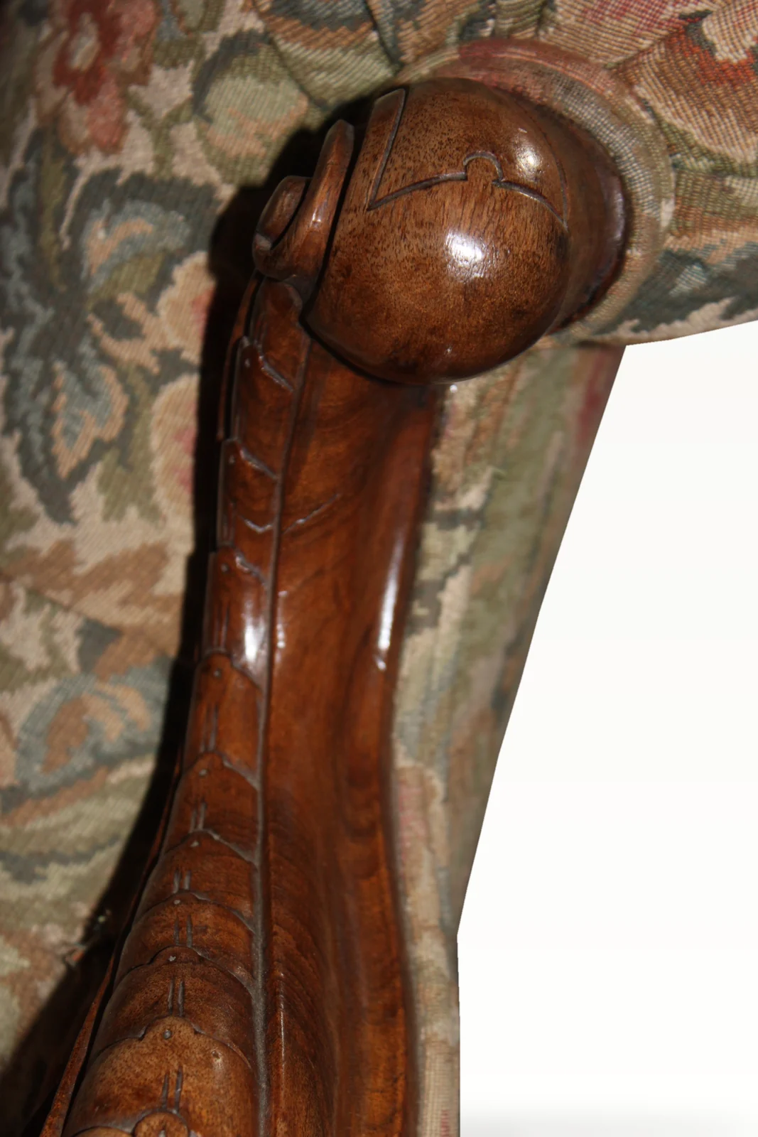 A wonderful and rare Antique Victorian original carved walnut chesterfield sofa. — view 9