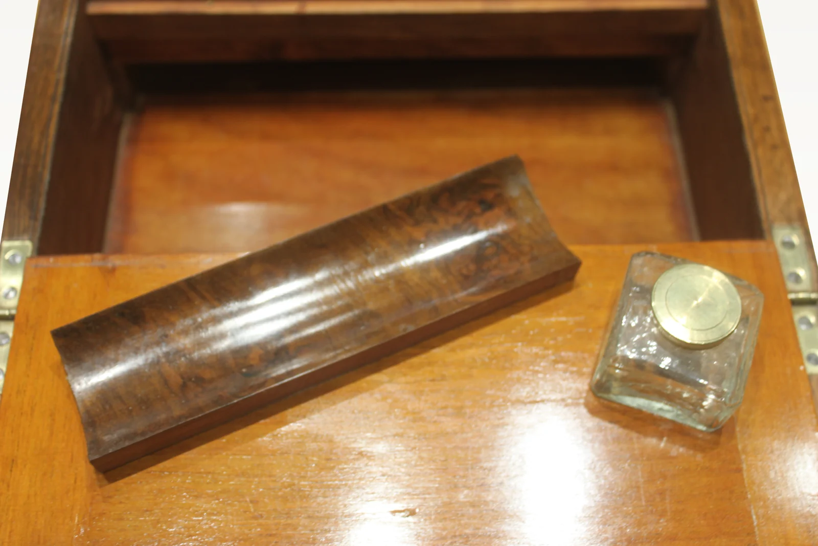 Victorian burr walnut writing slope 4907 — view 13