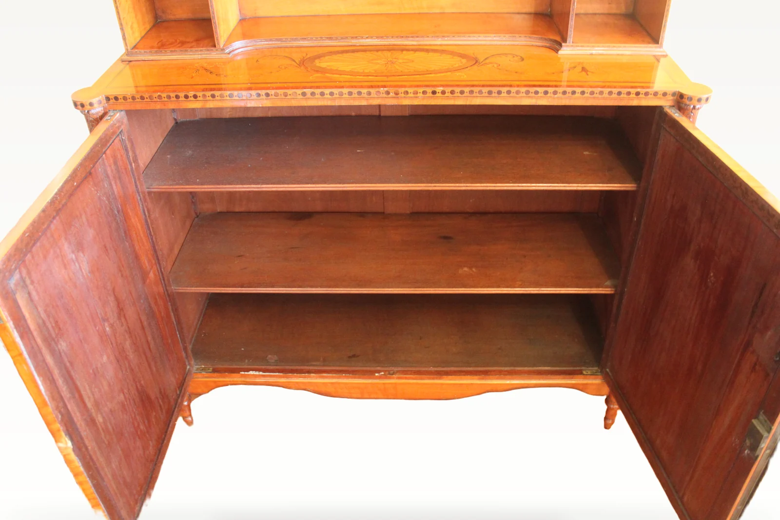 A Sheraton period satinwood inlaid cabinet — view 12