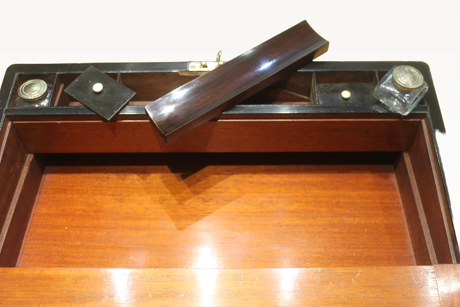 A large 19th century rosewood writing slope with brass inlay — view 12