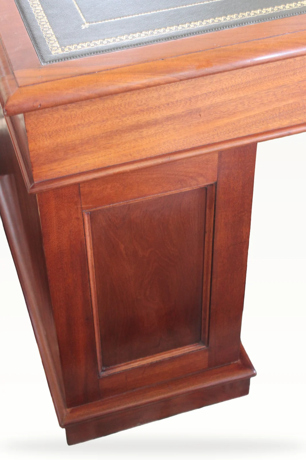 A fine quality Victorian mahogany pedestal desk. — view 4