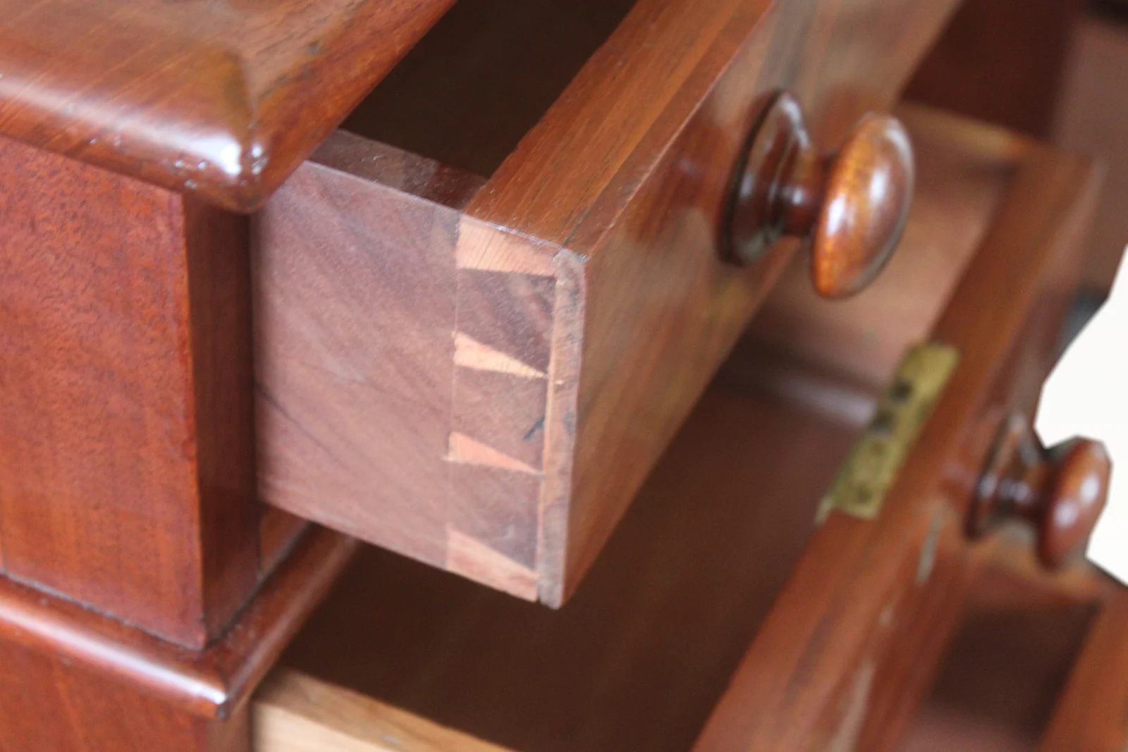 A fine quality Victorian mahogany pedestal desk. — view 7
