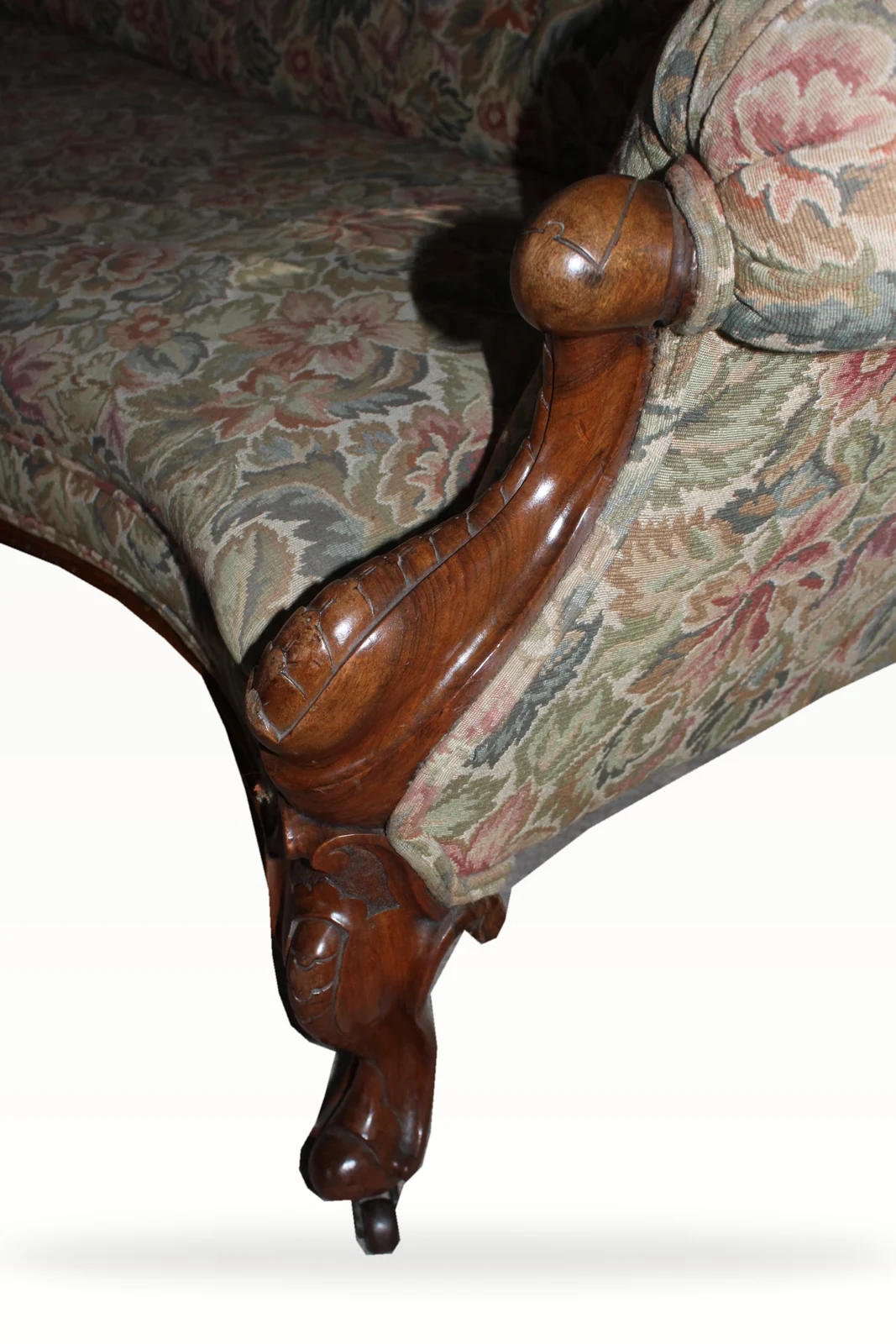 A wonderful and rare Antique Victorian original carved walnut chesterfield sofa. — view 8