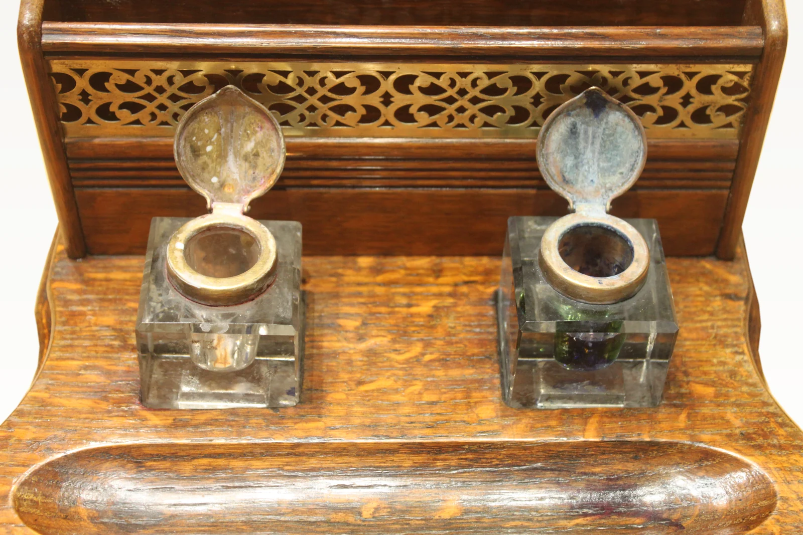 Late Victorian oak and brass desk tidy or standish — view 7