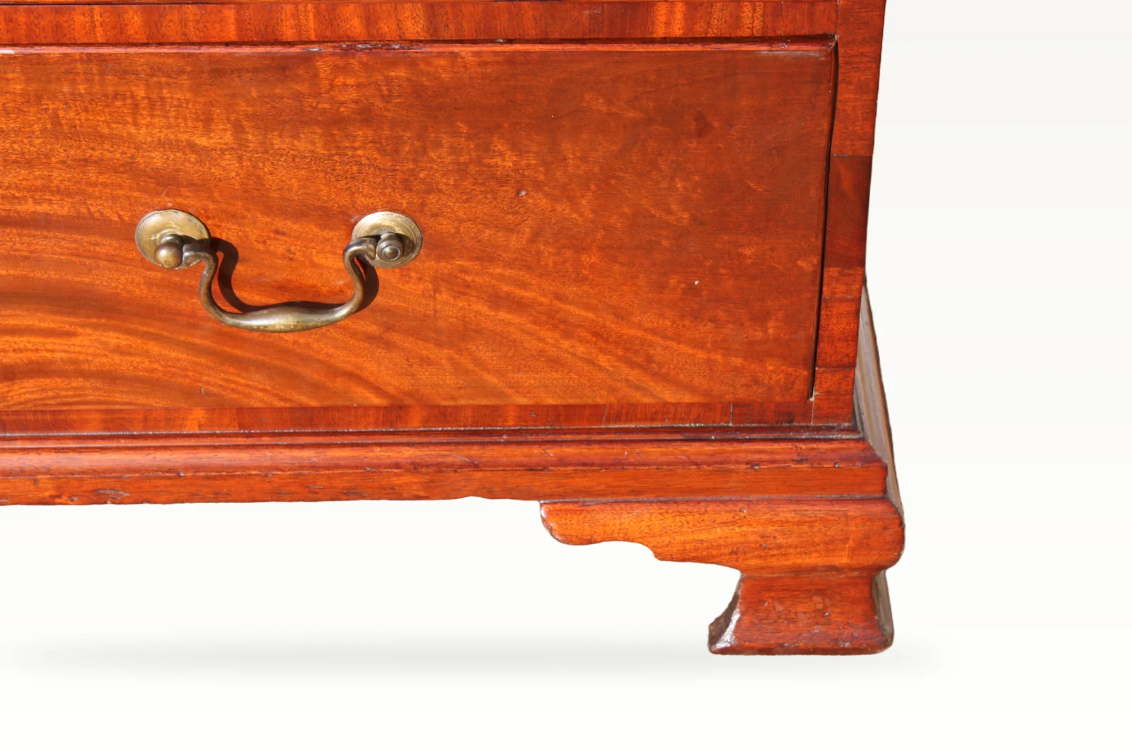 A fine mahogany George III period chest of drawers — view 7