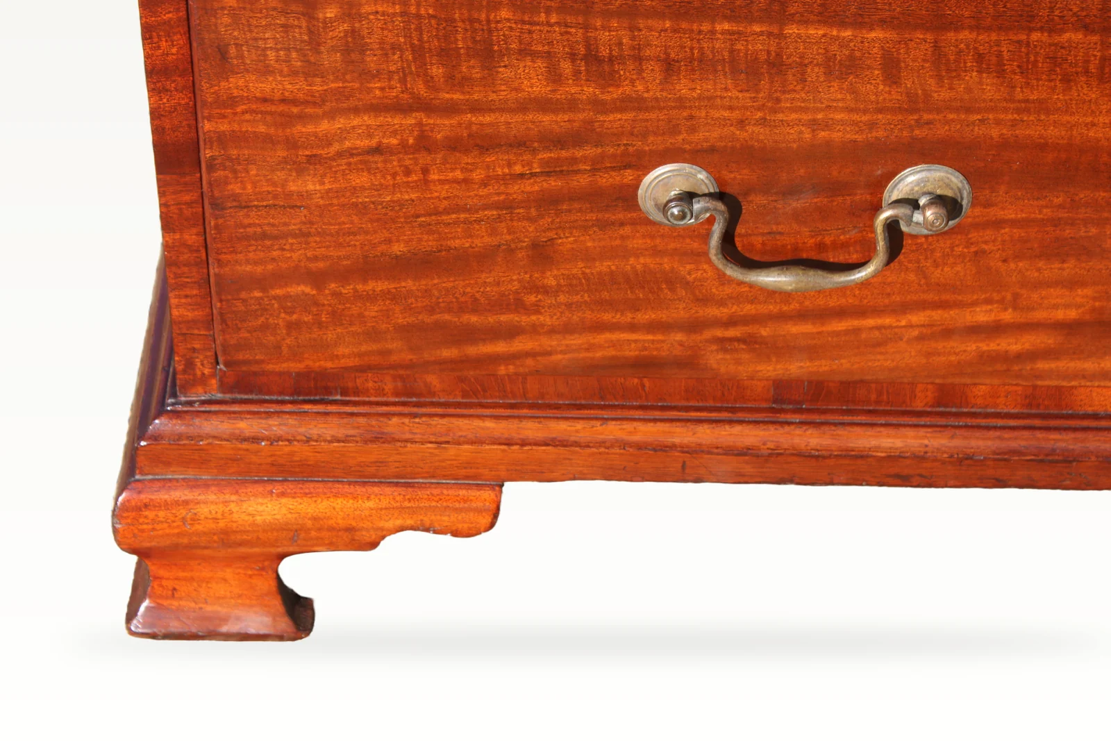 A fine mahogany George III period chest of drawers — view 6