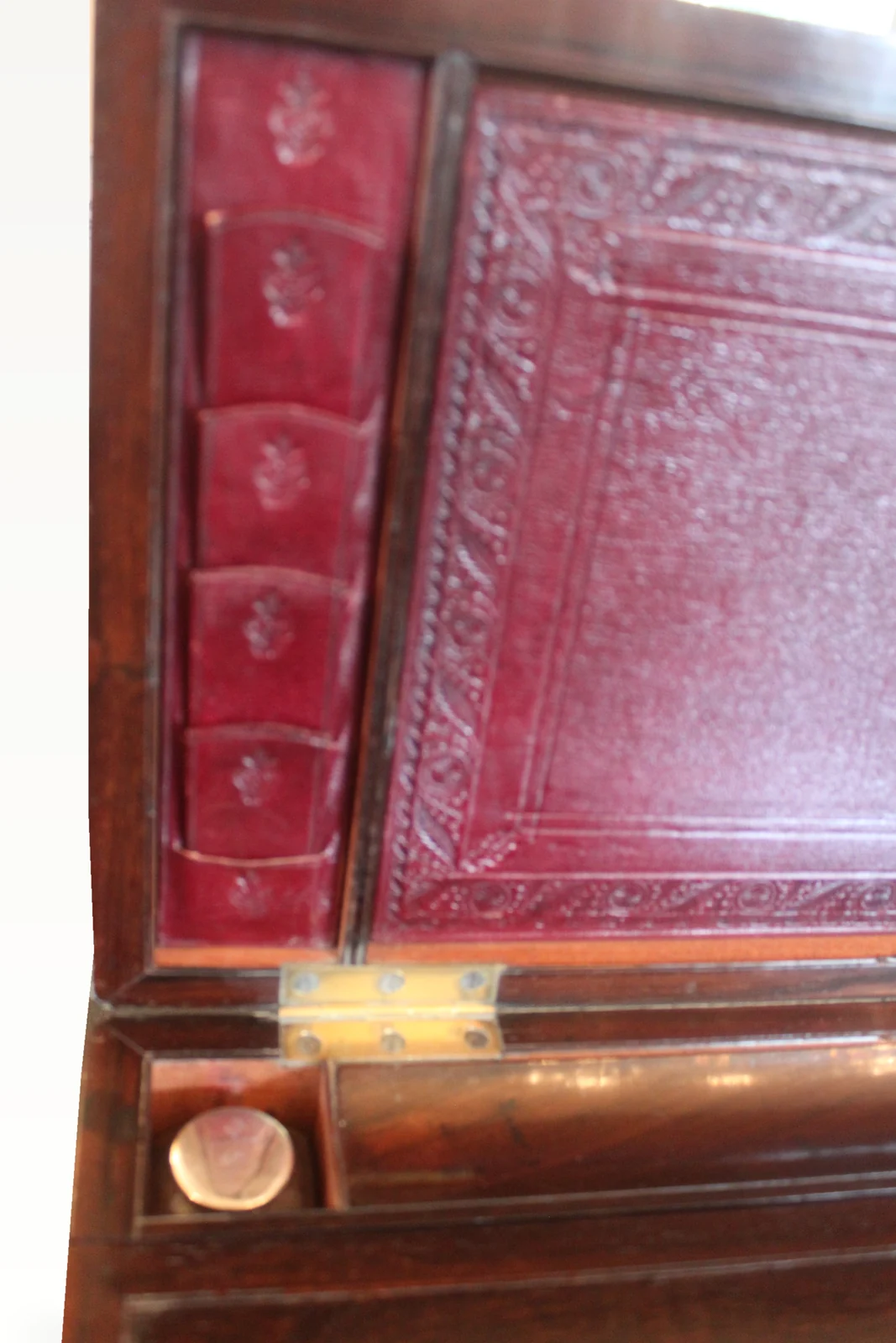 A fine late Georgian rosewood bi-fold writing slope with secret drawers — view 8